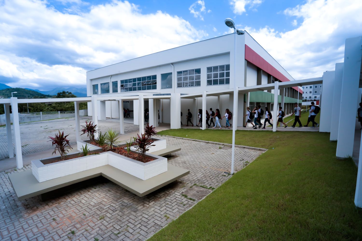 Novas escolas estaduais Cívico-Militares