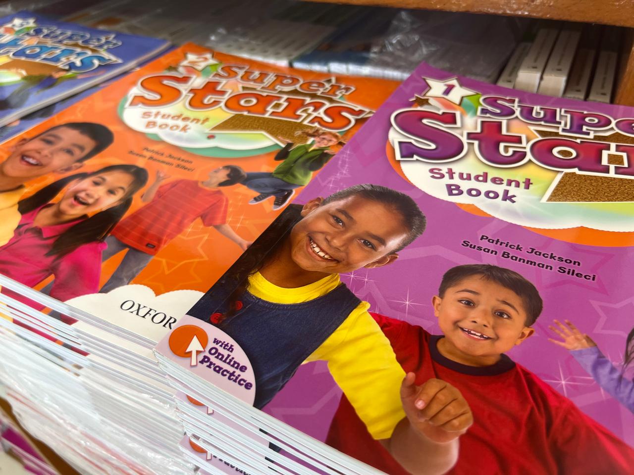 Escolas estaduais recebem livros de inglês para estudantes dos primeiros anos do Ensino Fundamental