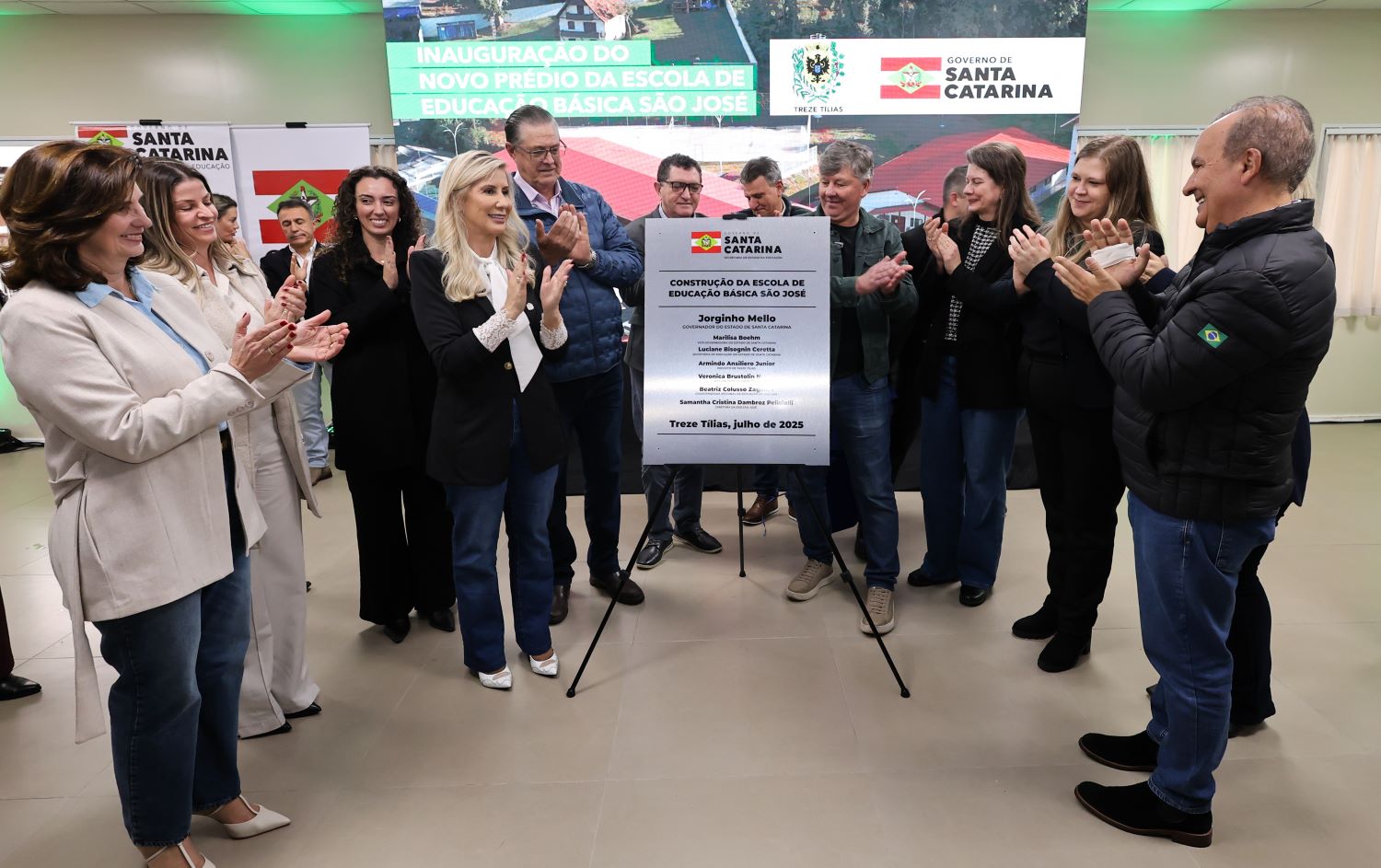 Governador inaugura nova unidade da EEB São José em Treze Tílias