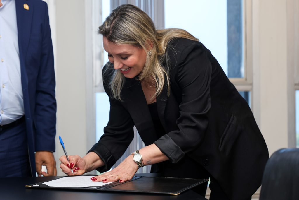 Nova secretária adjunta Kênia assina a posse
