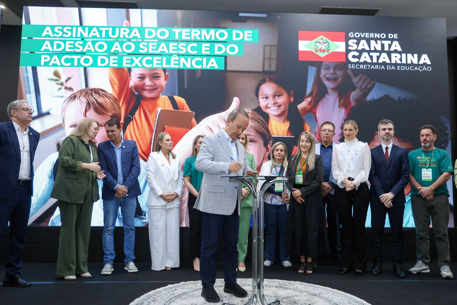 Governo do Estado assina Pacto de Excelência pela Educação Pública de SC com os municípios catarinenses