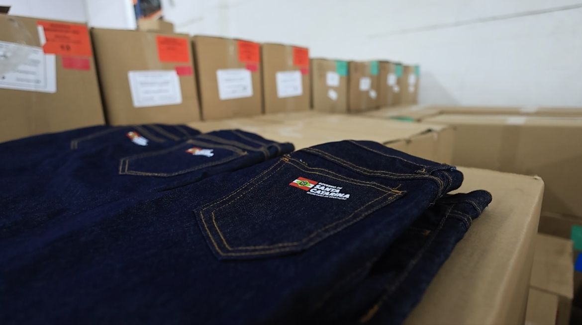 Governo de SC entrega 440 mil calças jeans do uniforme escolar para estudantes do ensino médio da rede estadual
