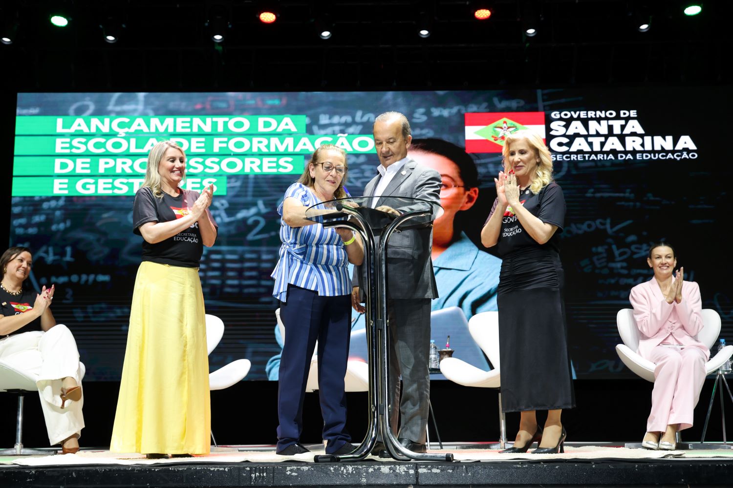 Gestora escolar mais antiga da rede estadual de ensino acompanhou a assinatura do decreto que institui a escola de formação