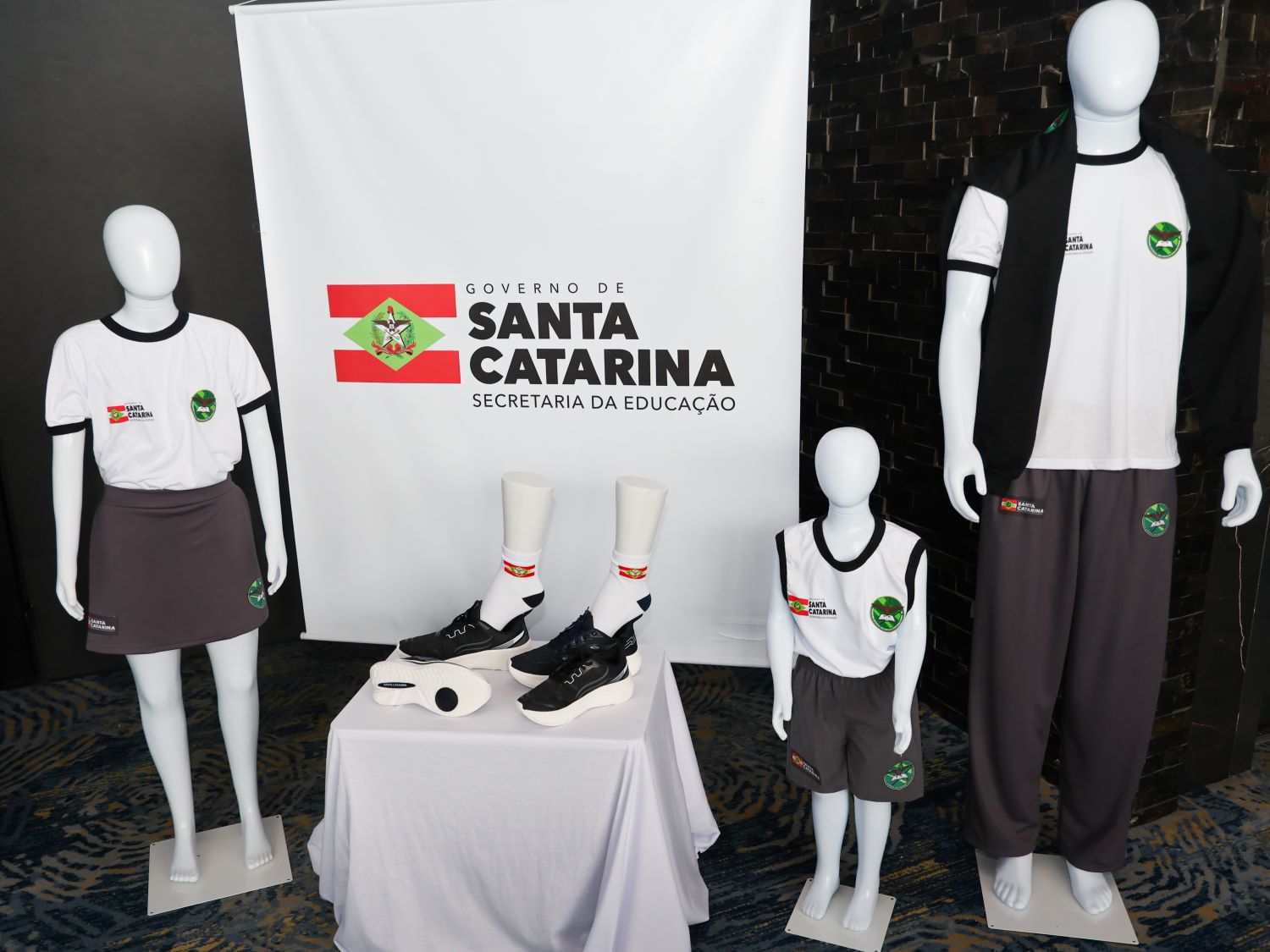 Governo de SC irá distribuir uniformes escolares para todos os estudantes da rede estadual de ensino para o ano letivo de 2026