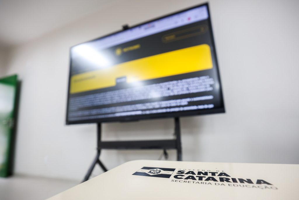 Governo de Santa Catarina entrega 533 telas interativas a escolas da rede estadual