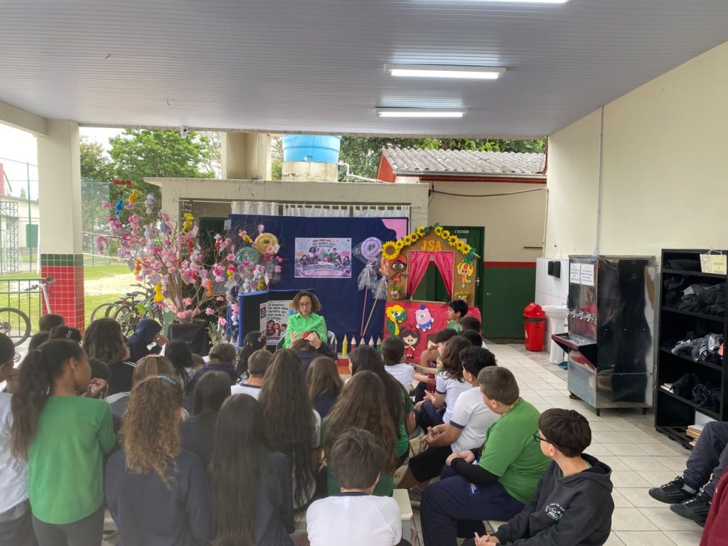Dia Nacional do Livro: Rede Estadual de Ensino celebra data com clubes do livro, piqueniques e teatros